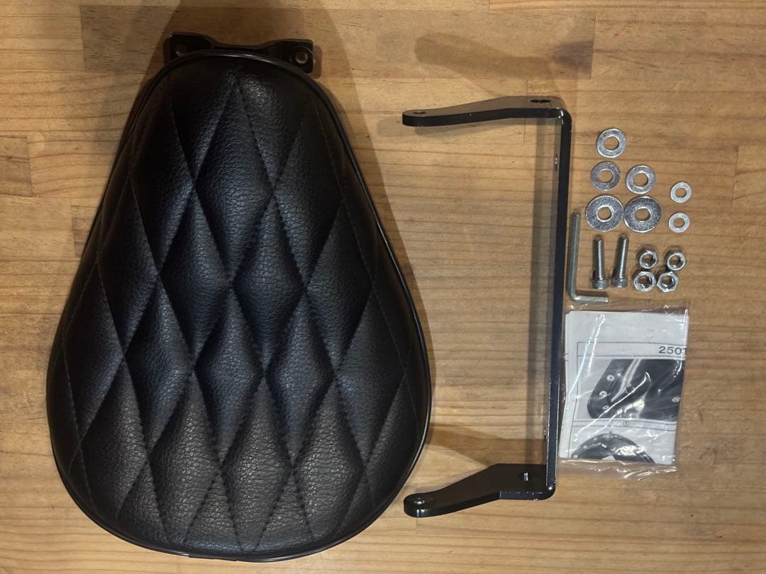 ガレージT&F製 250TR用 ソロシート（ダイヤ）