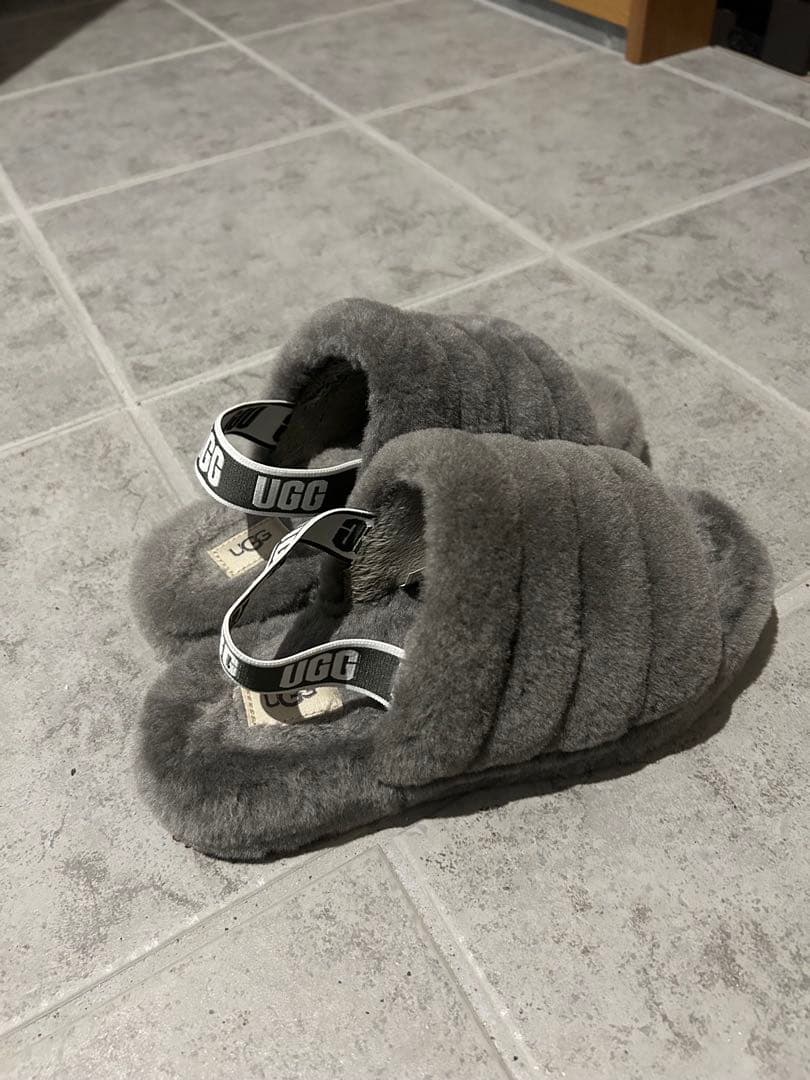 UGG グレー ファーサンダル 秋サンダル　22.5