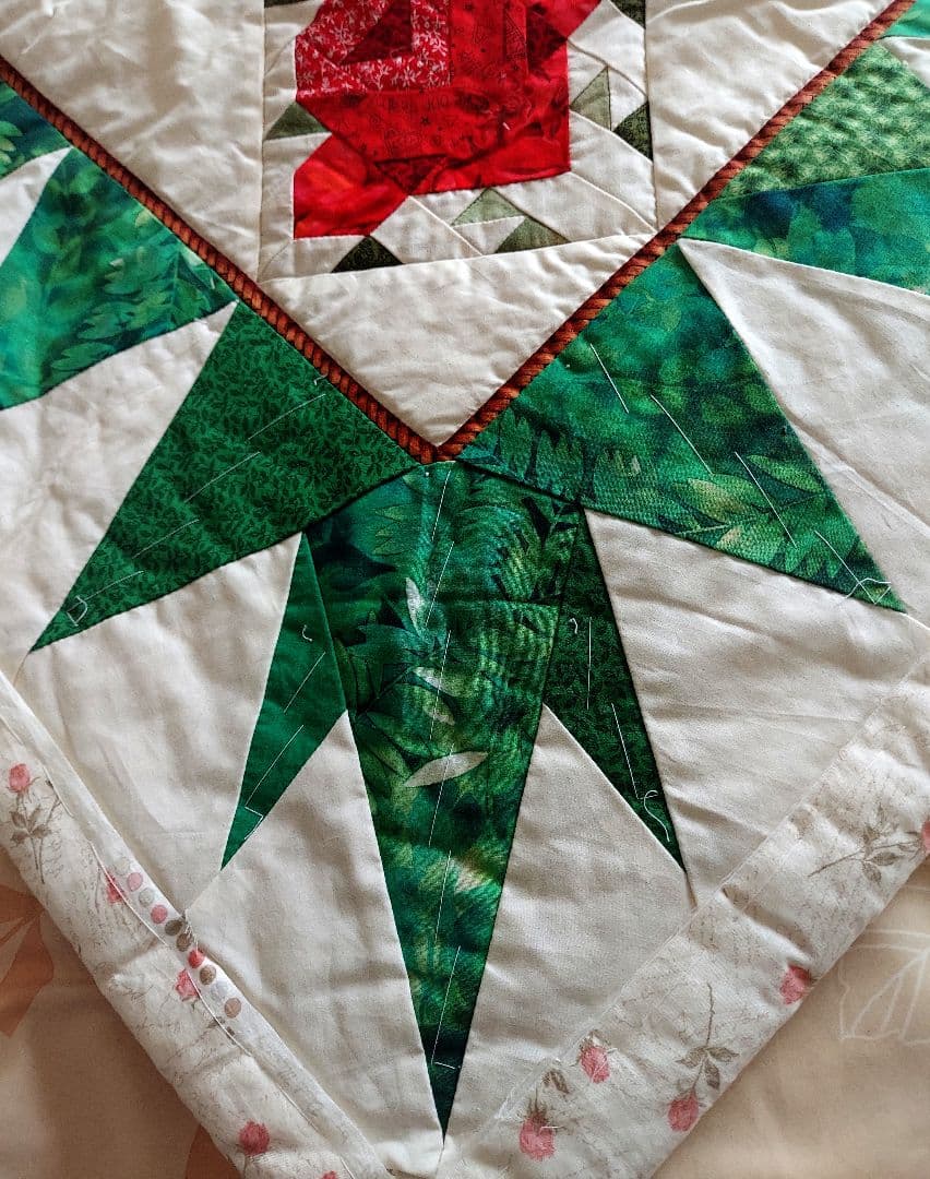 赤いバラのベッドカバー(未完成品です)