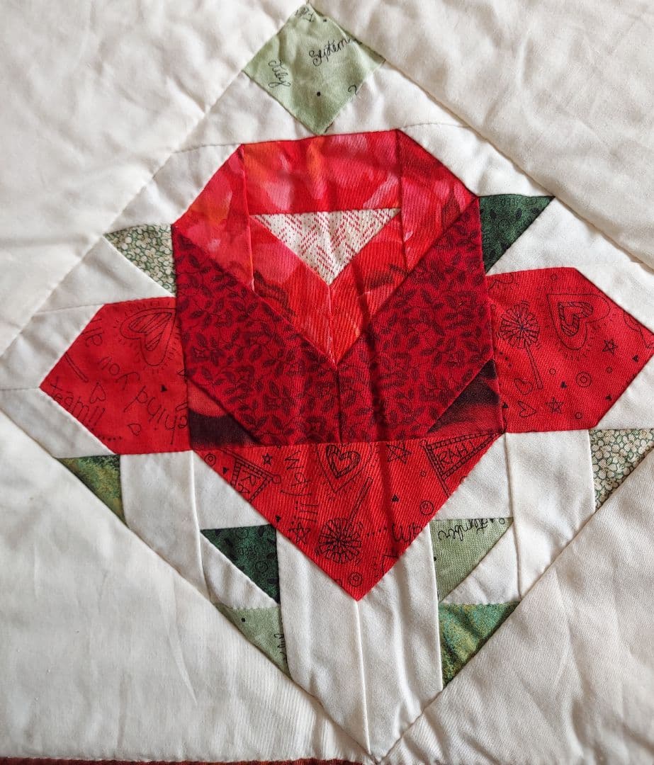 赤いバラのベッドカバー(未完成品です)