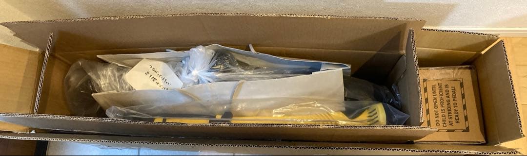 ストライダー14x 、専用キックスタンドと楽々ポンプ付き