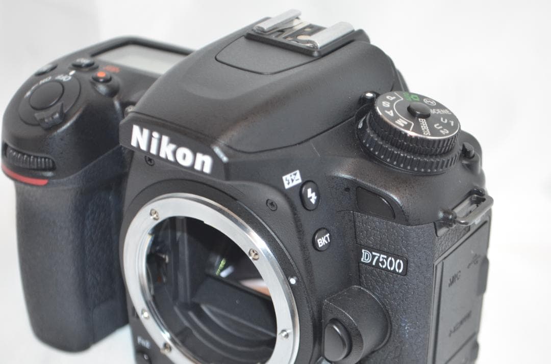 シャッター数1800回以下 Nikon D7500☆Wi-Fi搭載 三脚付