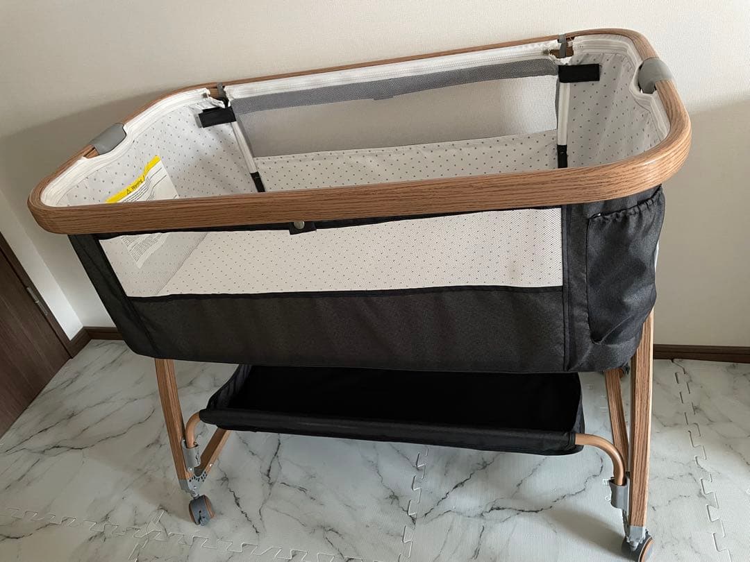 グレーのベビーベッド 高さ調整可能