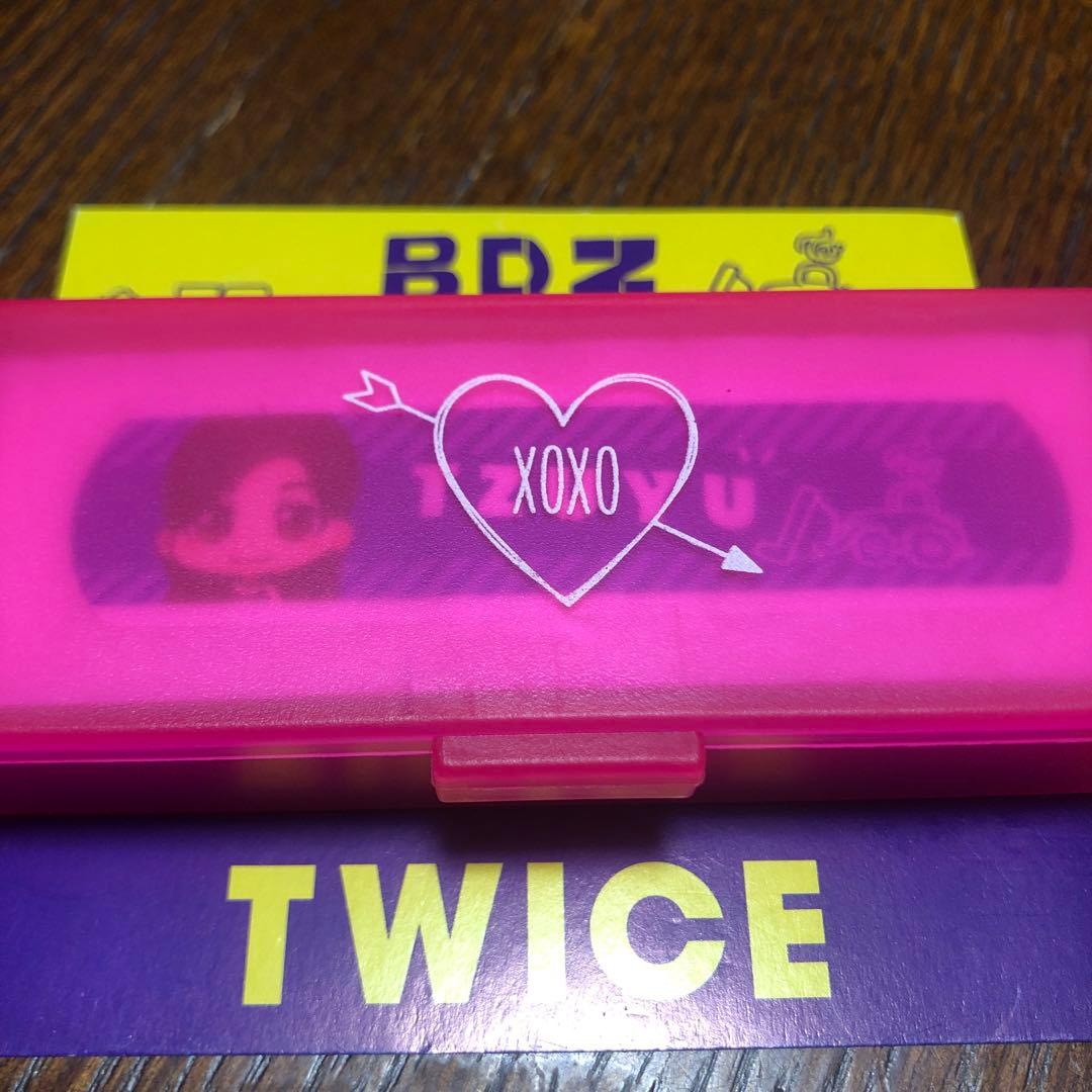 TWICE 缶バッジ・絆創膏・雑貨・カードいろいろまとめ売り