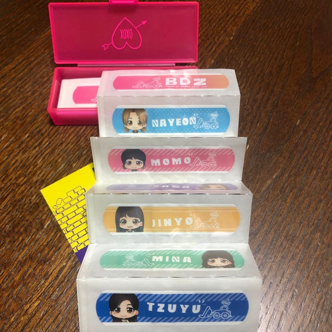 TWICE 缶バッジ・絆創膏・雑貨・カードいろいろまとめ売り