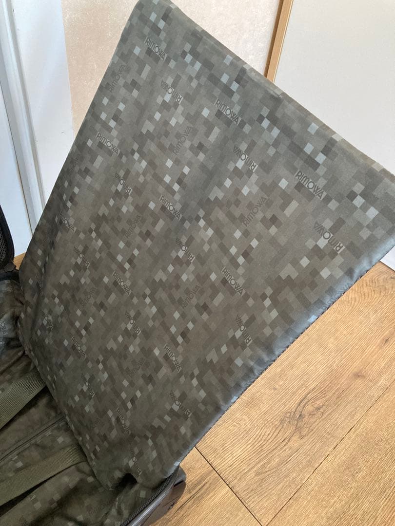 リモワサルサ2輪 デジタル迷彩仕様 最新TSA搭載★艶消黒35ℓ機内持込可能