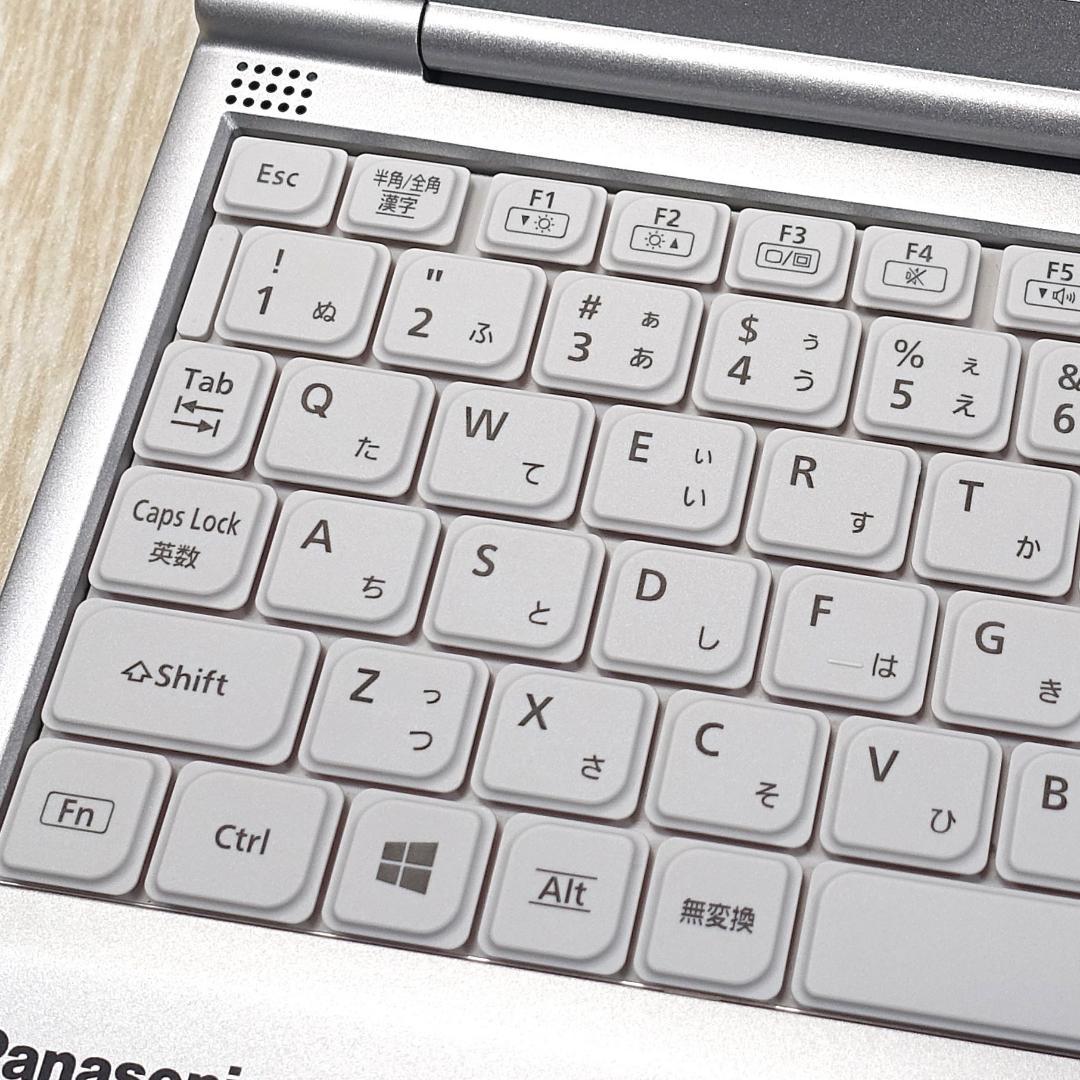 累積使用時間僅少で美品の軽量モバイル✨第１０世代ｉ５に超高速新品ＳＳＤ５１２ＧＢ