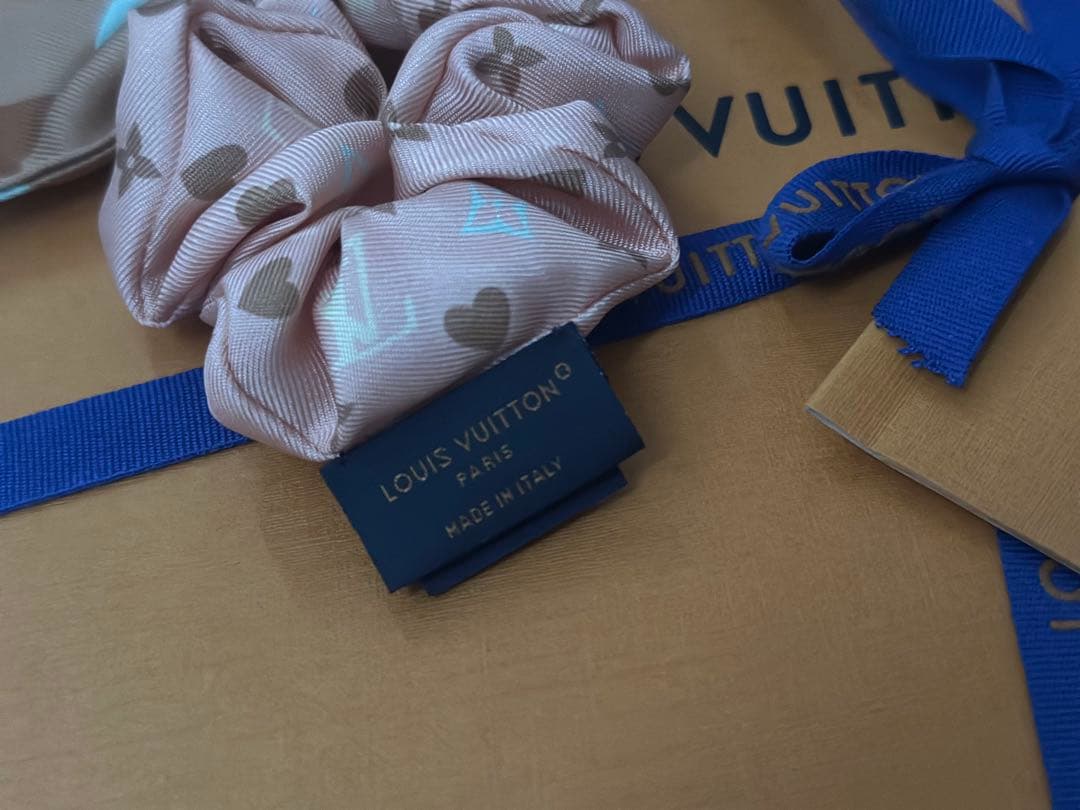 LOUIS VUITTON ハート柄シュシュ