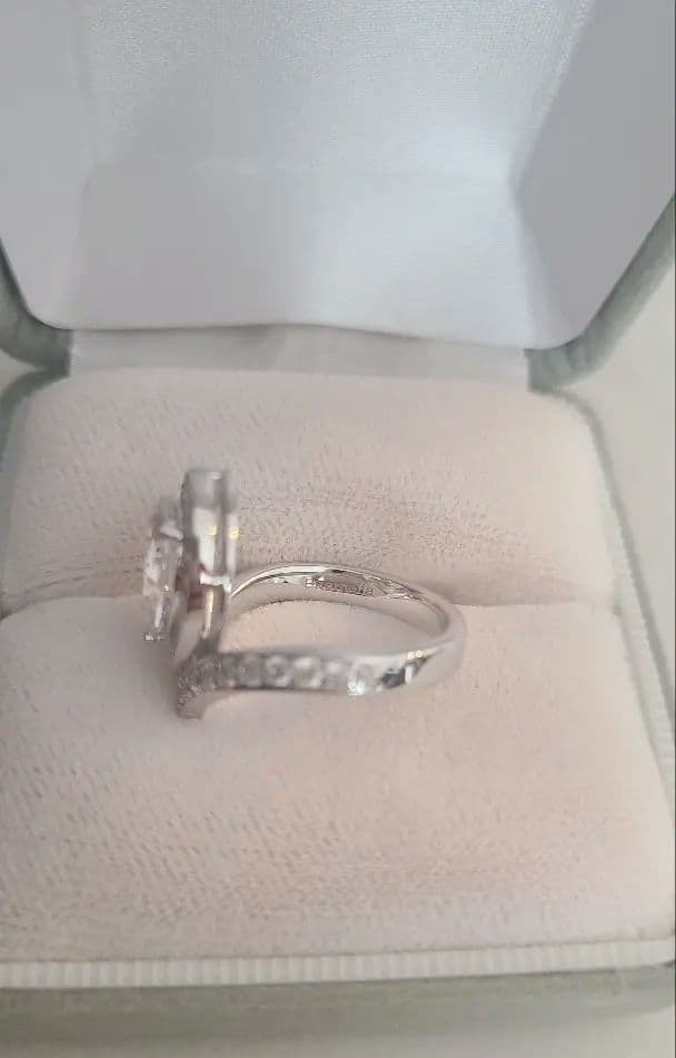 ティアラリング　指輪　モアサイト　リング