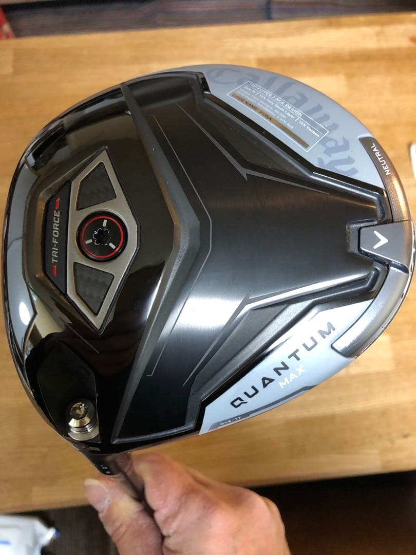 左）レフティ QUANTUM Max 10.5° ドライバー　Sフレックス
