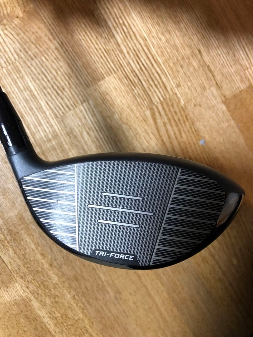 左）レフティ QUANTUM Max 10.5° ドライバー　Sフレックス