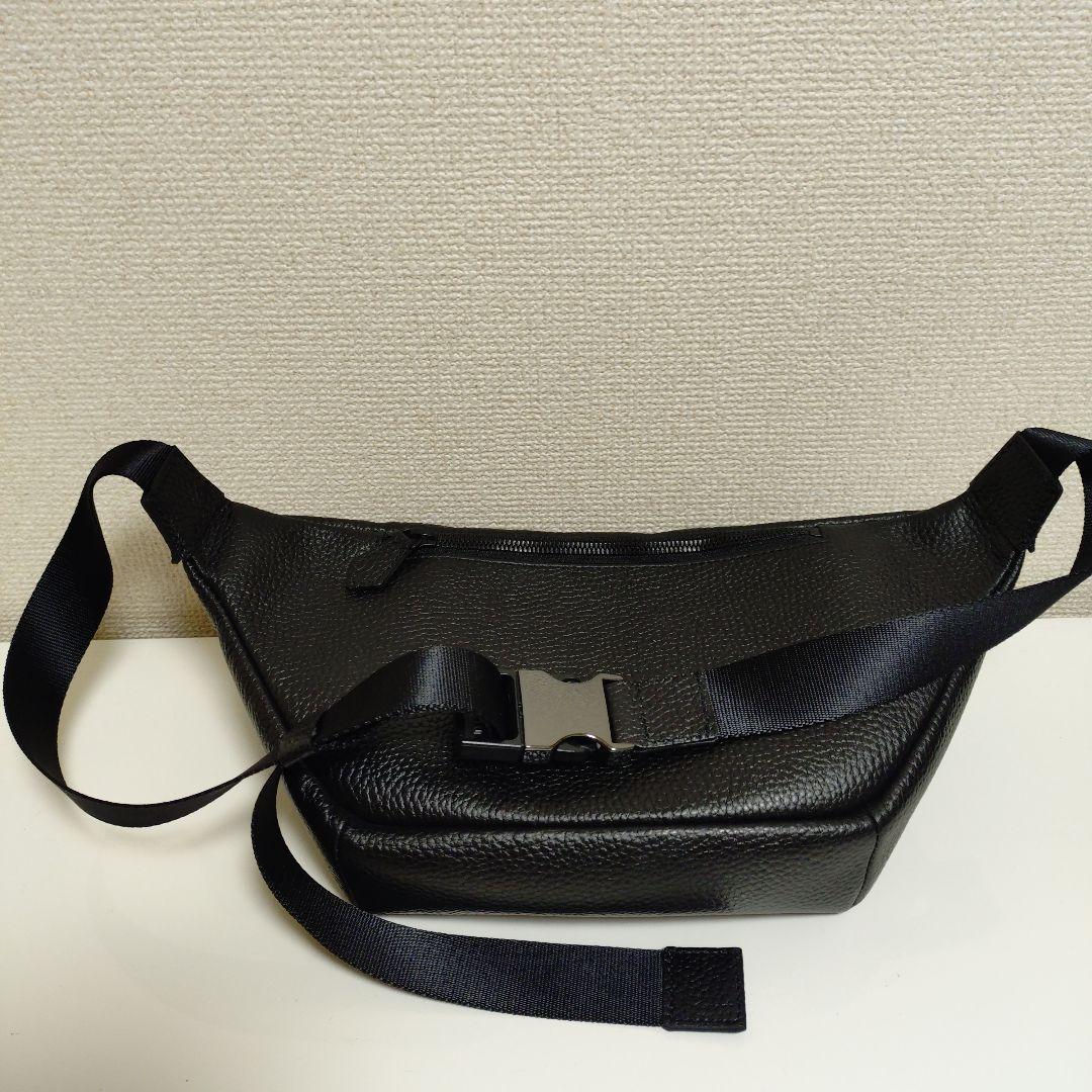 黒いレザー風ボディバッグ