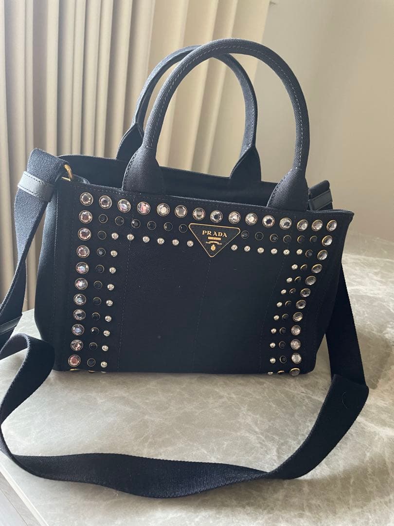 PRADA スタッズ付き黒ハンドバッグ