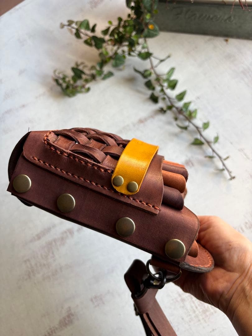 手染めキャメルブラウンのメッシュワークタイプの大容量シザーケース