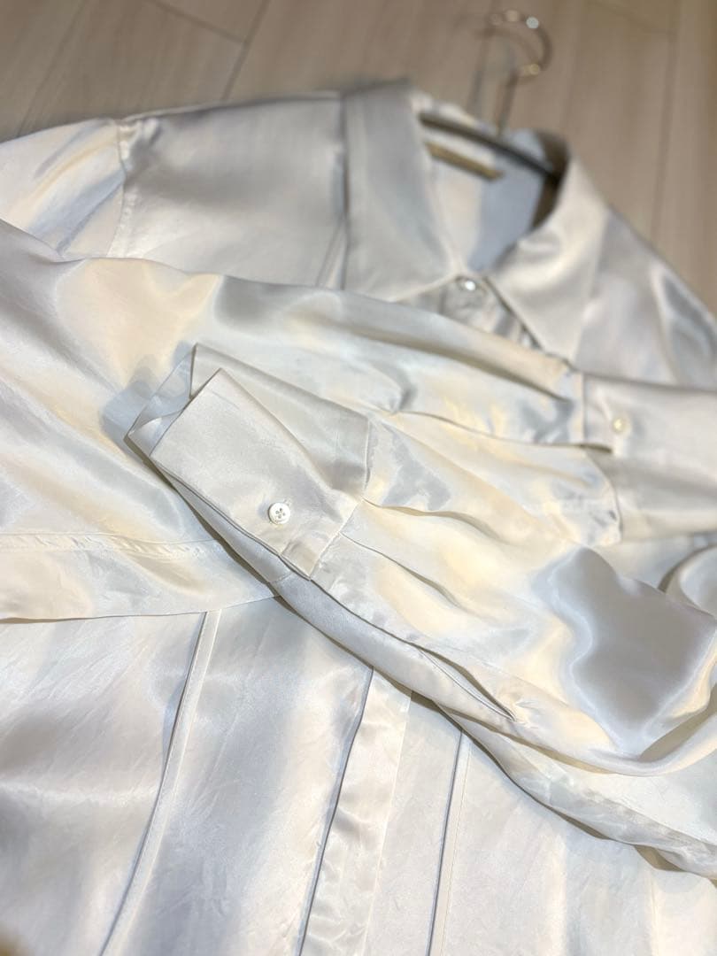 【新品未使用】カレンソロジー 今期 キュプラサテンシャツ ホワイト