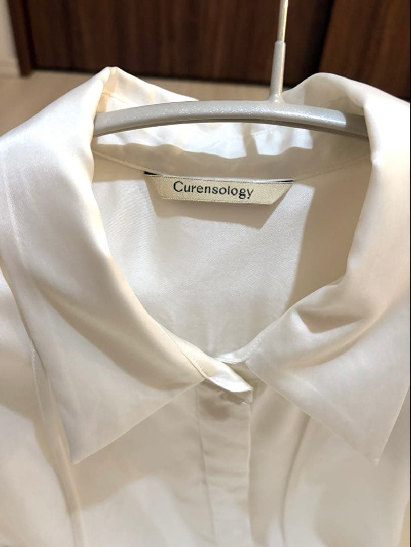 【新品未使用】カレンソロジー 今期 キュプラサテンシャツ ホワイト