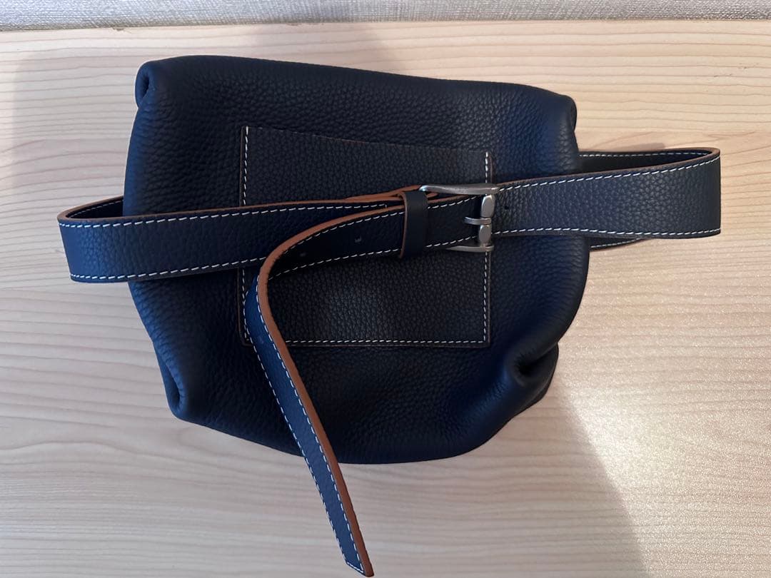 イルミーチョ　　 ネイビー レザー ボディバッグ