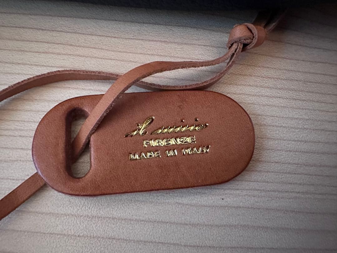 イルミーチョ　　 ネイビー レザー ボディバッグ