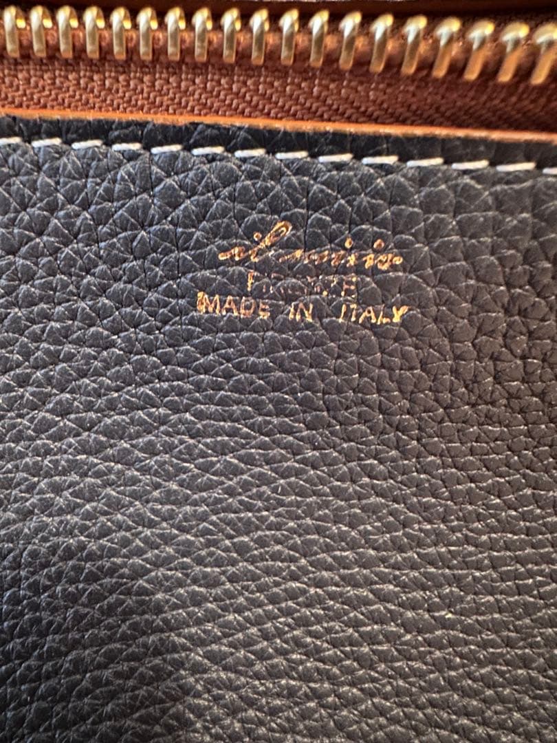 イルミーチョ　　 ネイビー レザー ボディバッグ