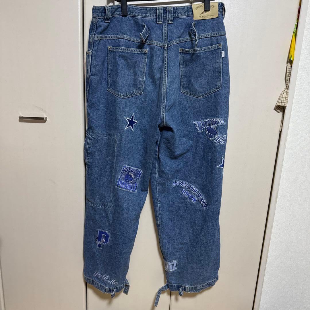 刺繍入りルーズフィットデニムパンツ