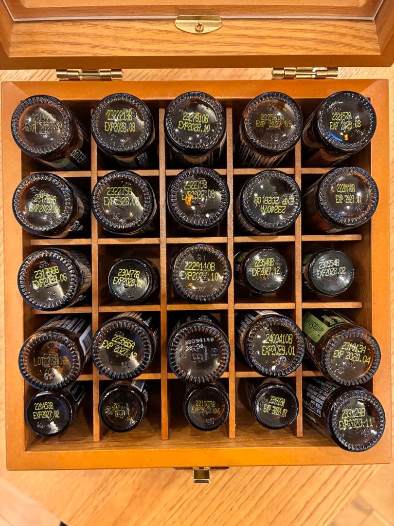 新品未開封doTERRA エッセンシャルオイル 25本セット　ケース付き