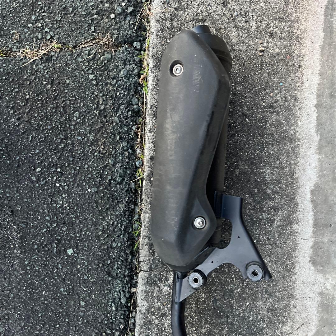 アドレスv125g 純正マフラー　1 黒い金属製マフラー