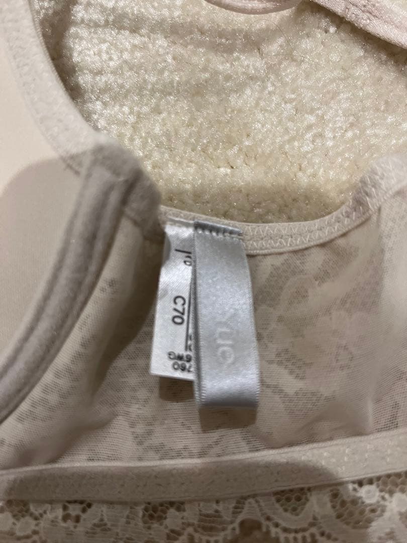 アウターにひびきにくい3/4カップブラジャーフローラルワコールyue ユエ