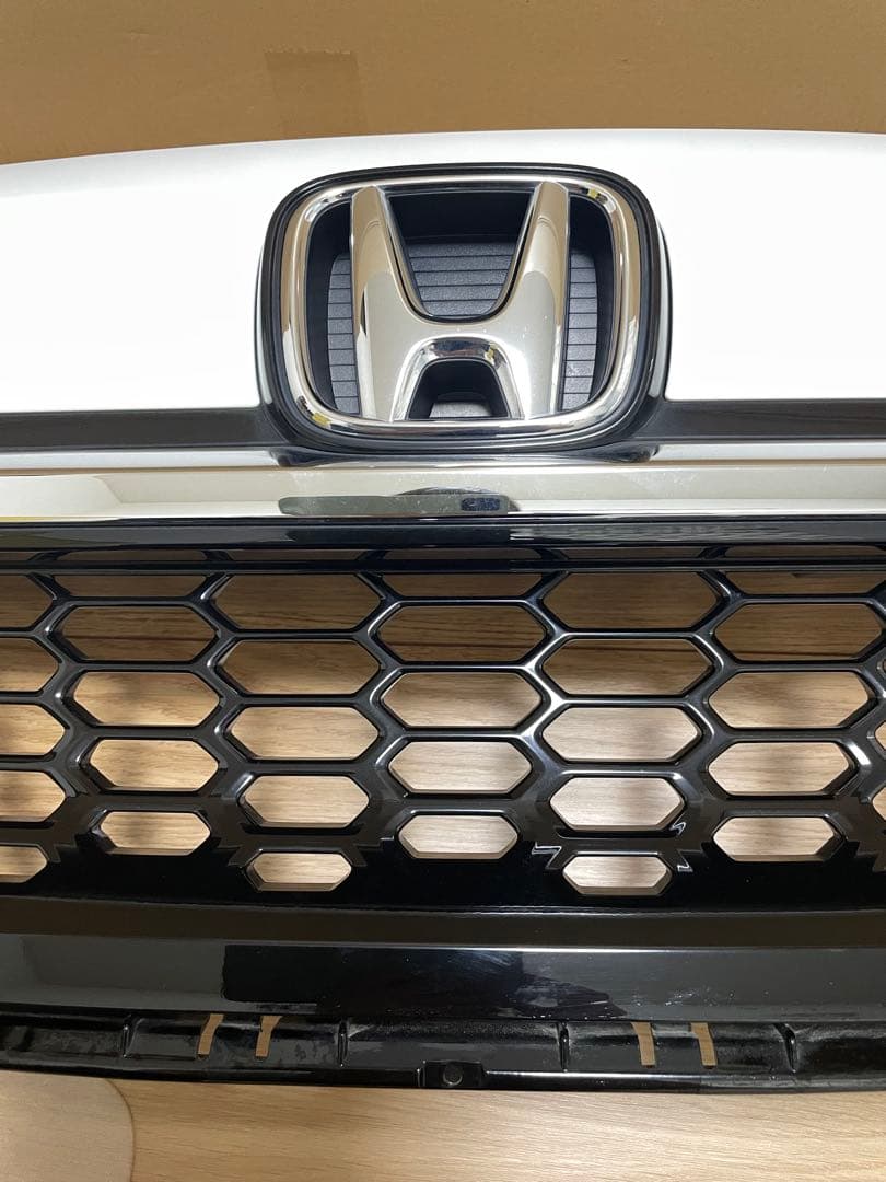 ホンダ フリードグリル ホワイト/ブラック