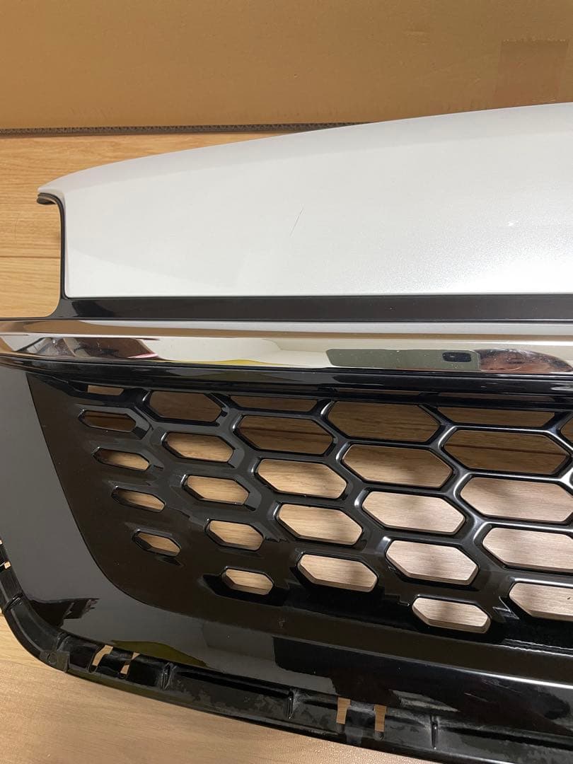 ホンダ フリードグリル ホワイト/ブラック