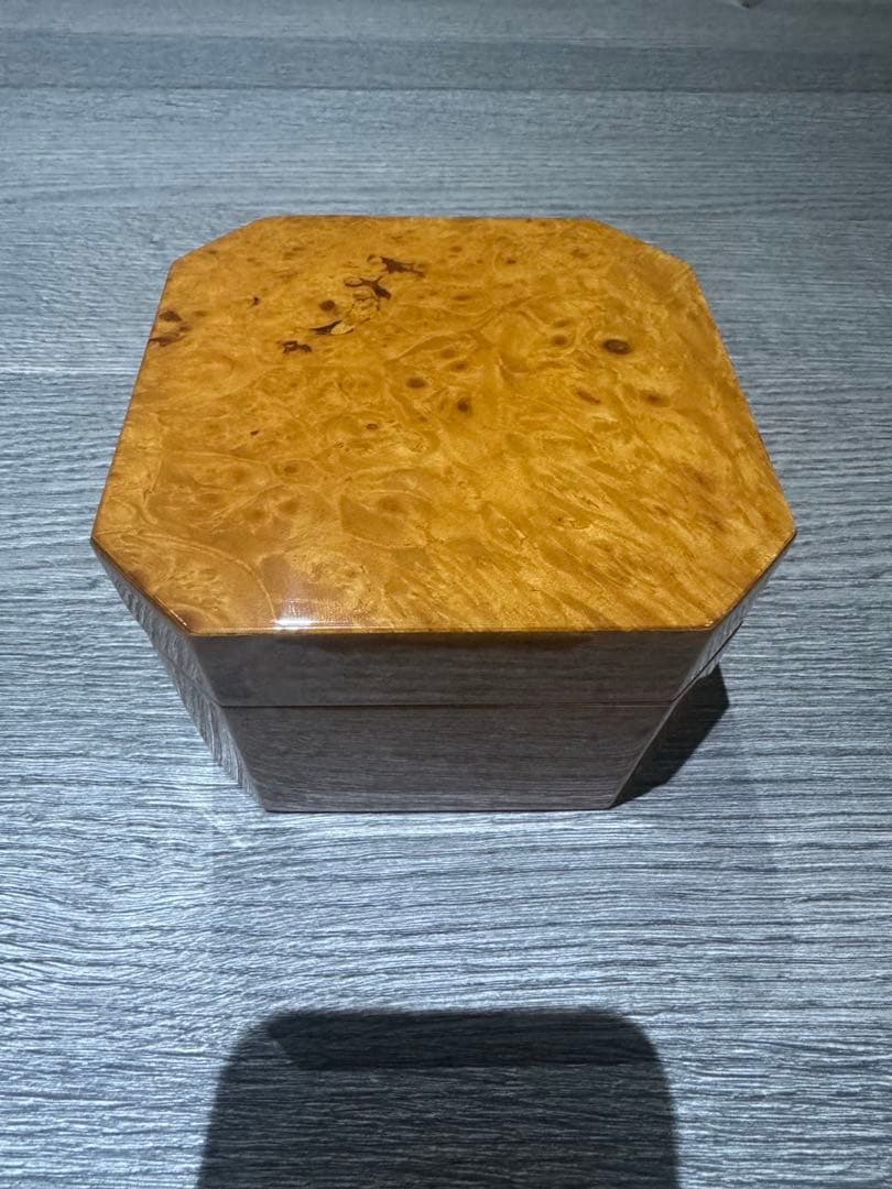 ブライトニング　時計ケース