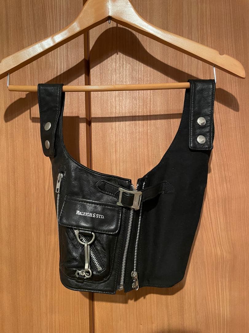 ラリー raleighブラック フットバッグ　クロップドデザイン バッグ　レザー