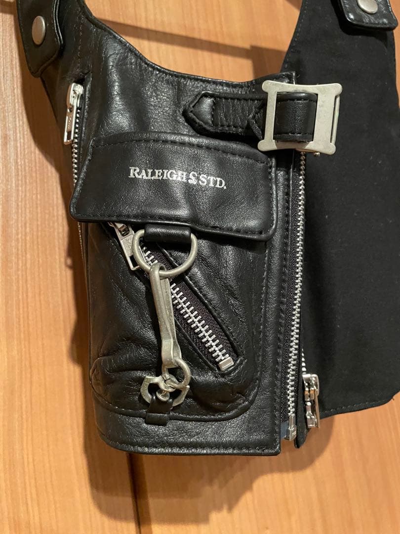 ラリー raleighブラック フットバッグ　クロップドデザイン バッグ　レザー