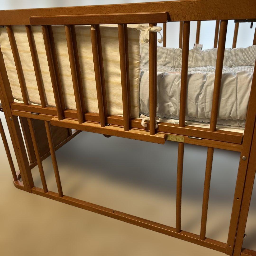 ベビーベッド組立式 マット、キルトパッド、掛布団とカバー、枕、ベビーガード付き