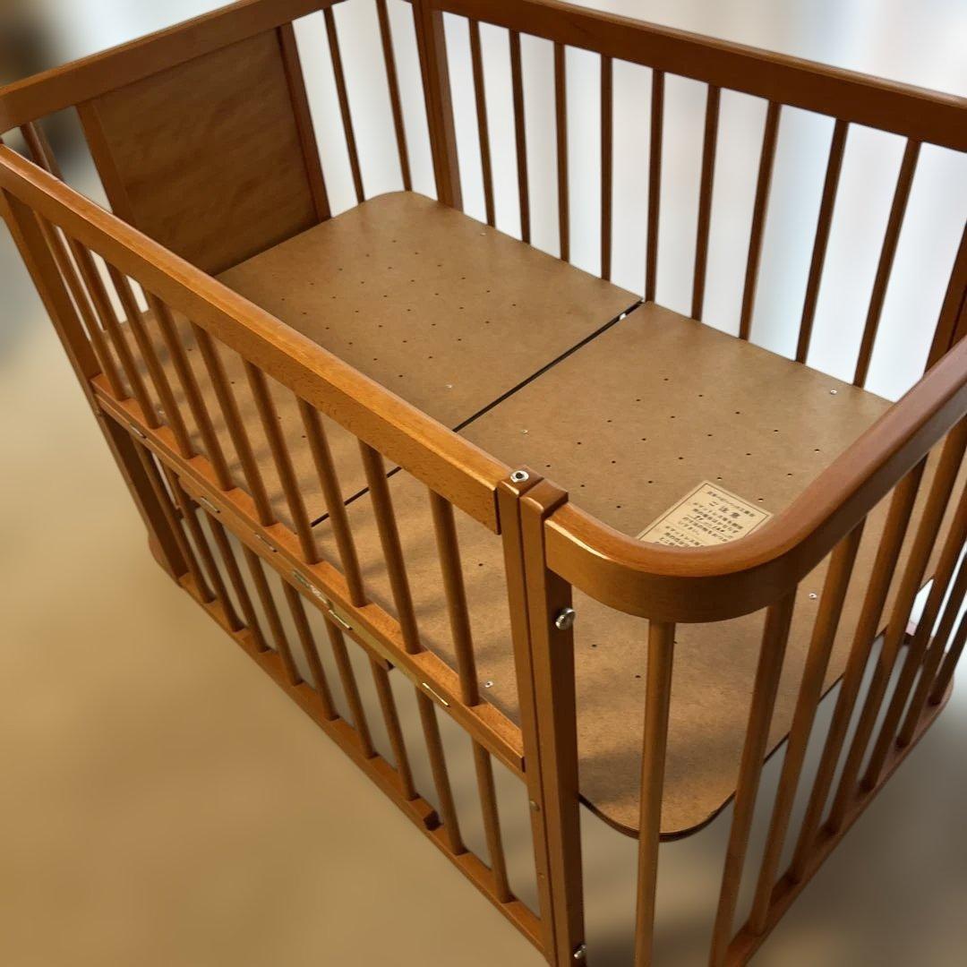 ベビーベッド組立式 マット、キルトパッド、掛布団とカバー、枕、ベビーガード付き