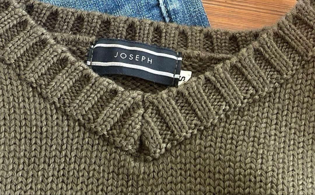 奈々氏 イギリス製　JOSEPH 微光沢　上質ウール100% 浅Vニット