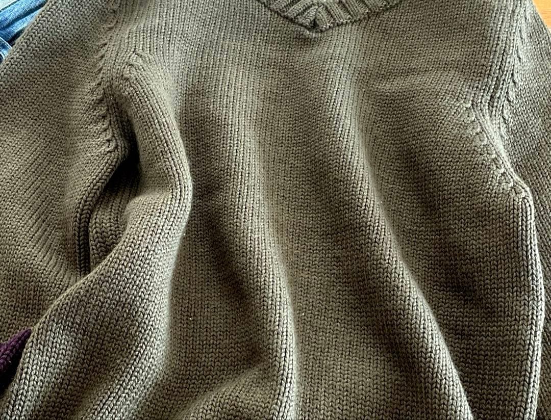 奈々氏 イギリス製　JOSEPH 微光沢　上質ウール100% 浅Vニット