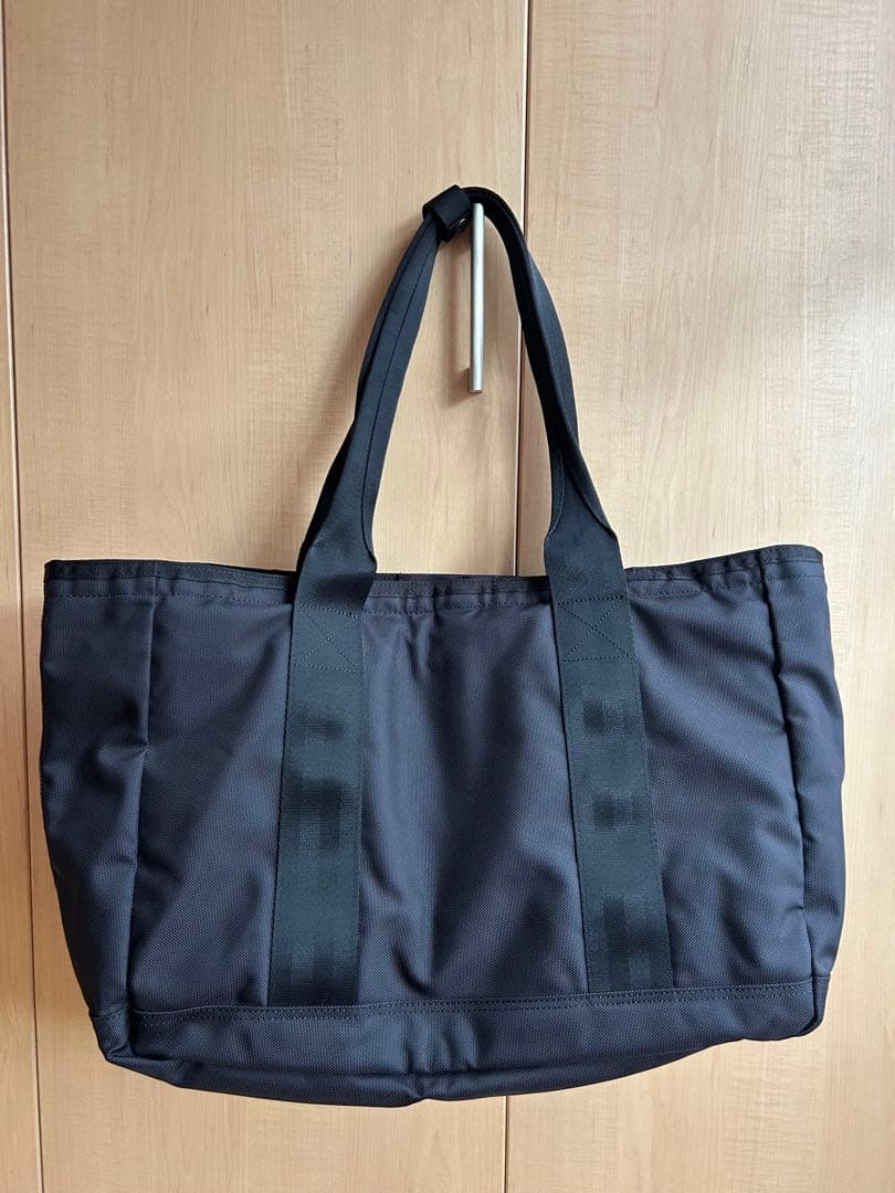 黒いトートバッグ 外ポケット付き