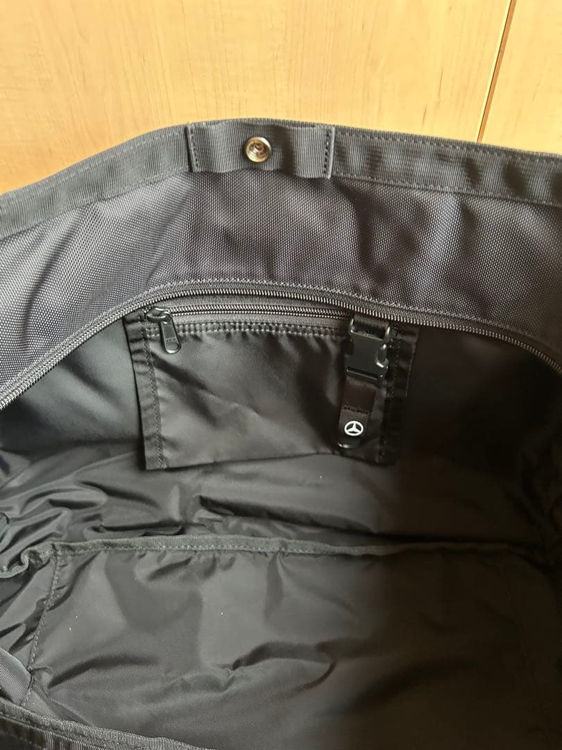 黒いトートバッグ 外ポケット付き