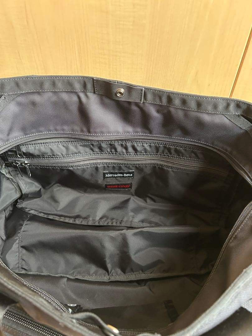 黒いトートバッグ 外ポケット付き