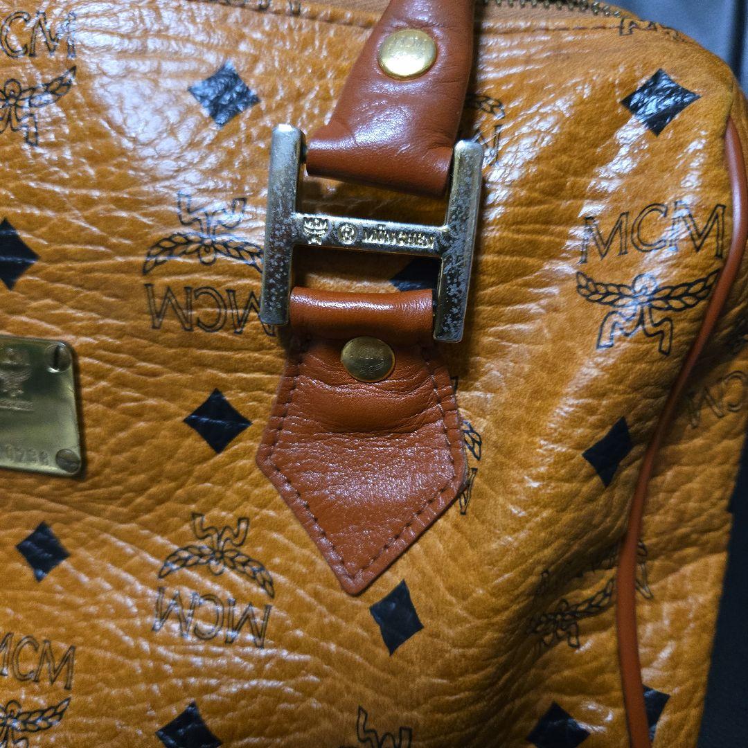 MCM ロゴ入りブラウンレザーボストンバッグ