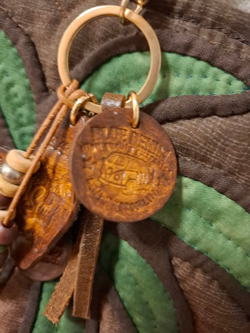 ハワイアンキルト　大きめ横長　バッグ　バス　2WAY　革タグチャーム付き