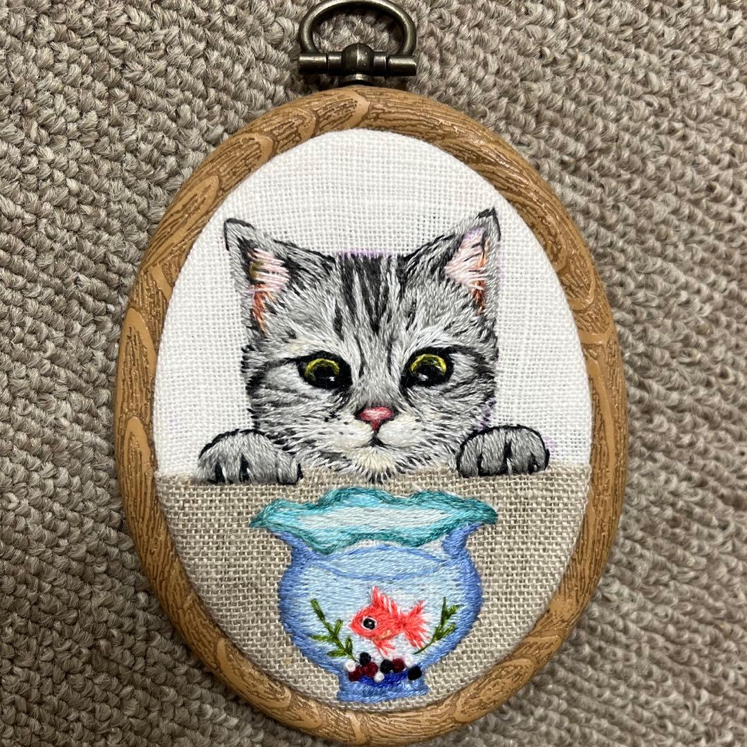 n*u様 ハンドメイド刺繍フレーム　金魚とアメショ さん