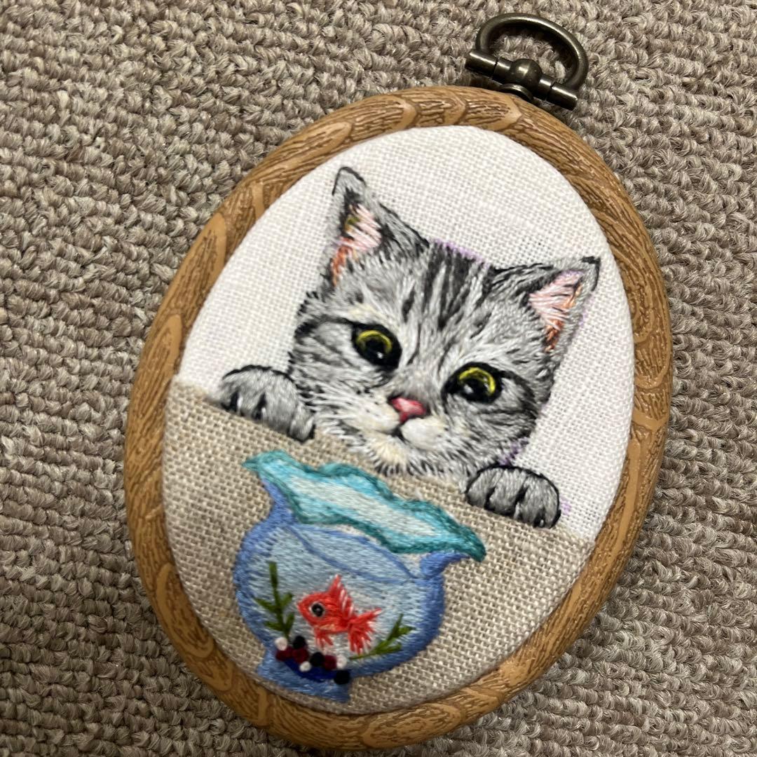 n*u様 ハンドメイド刺繍フレーム　金魚とアメショ さん