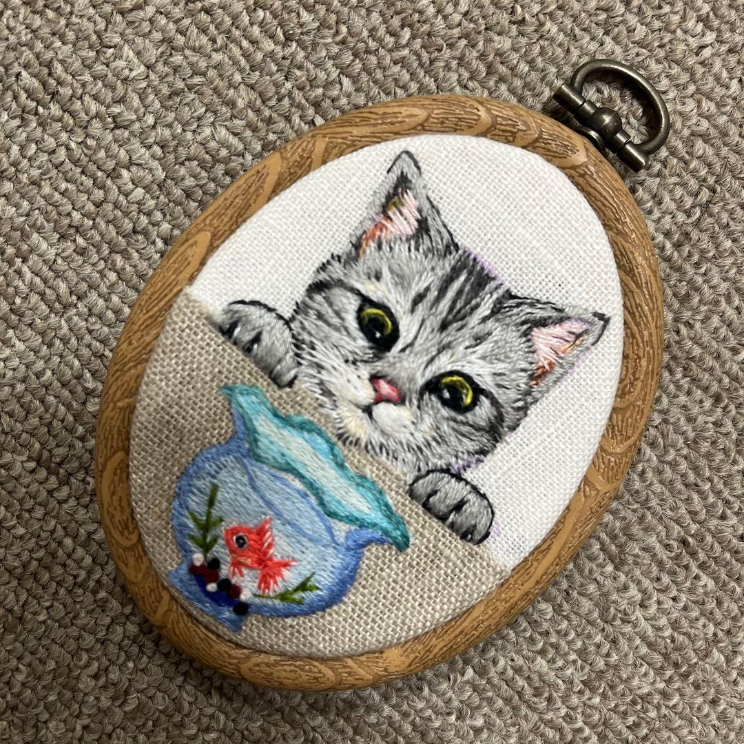 n*u様 ハンドメイド刺繍フレーム　金魚とアメショ さん