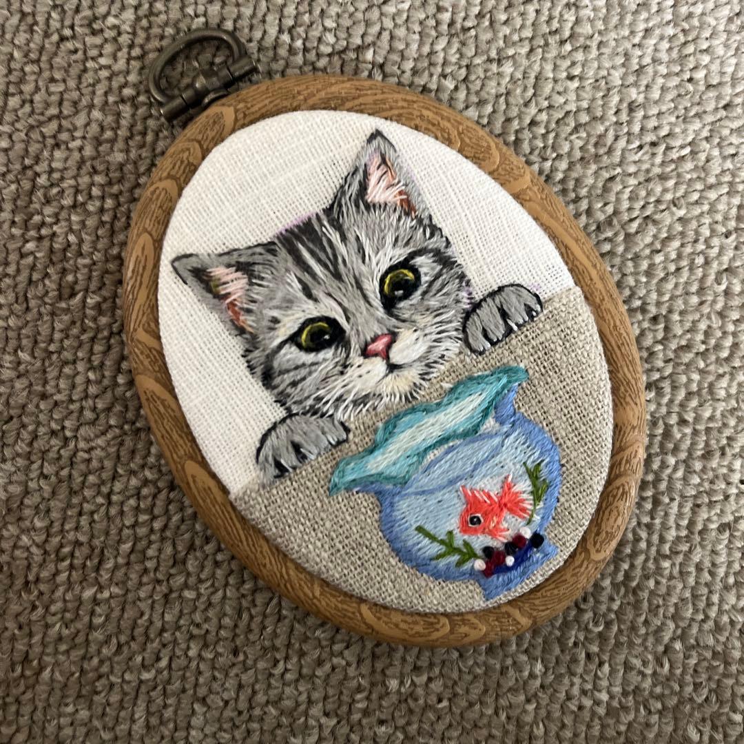 n*u様 ハンドメイド刺繍フレーム　金魚とアメショ さん