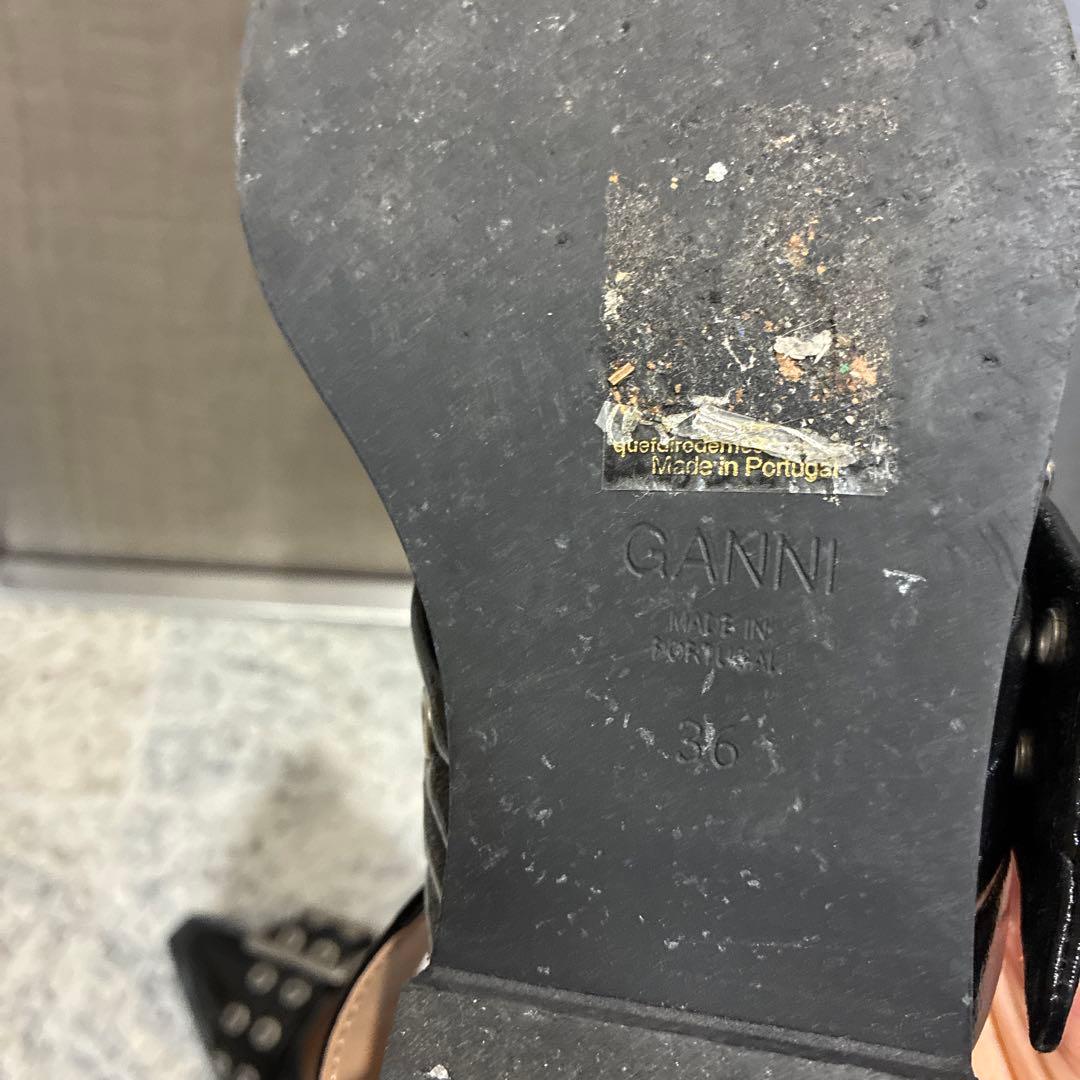 ガニー　GANNI アンクルストラップ付きブラックパンプス　パンプス個性　北欧