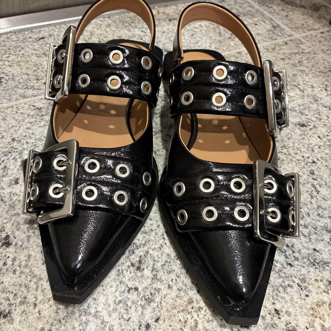 ガニー　GANNI アンクルストラップ付きブラックパンプス　パンプス個性　北欧