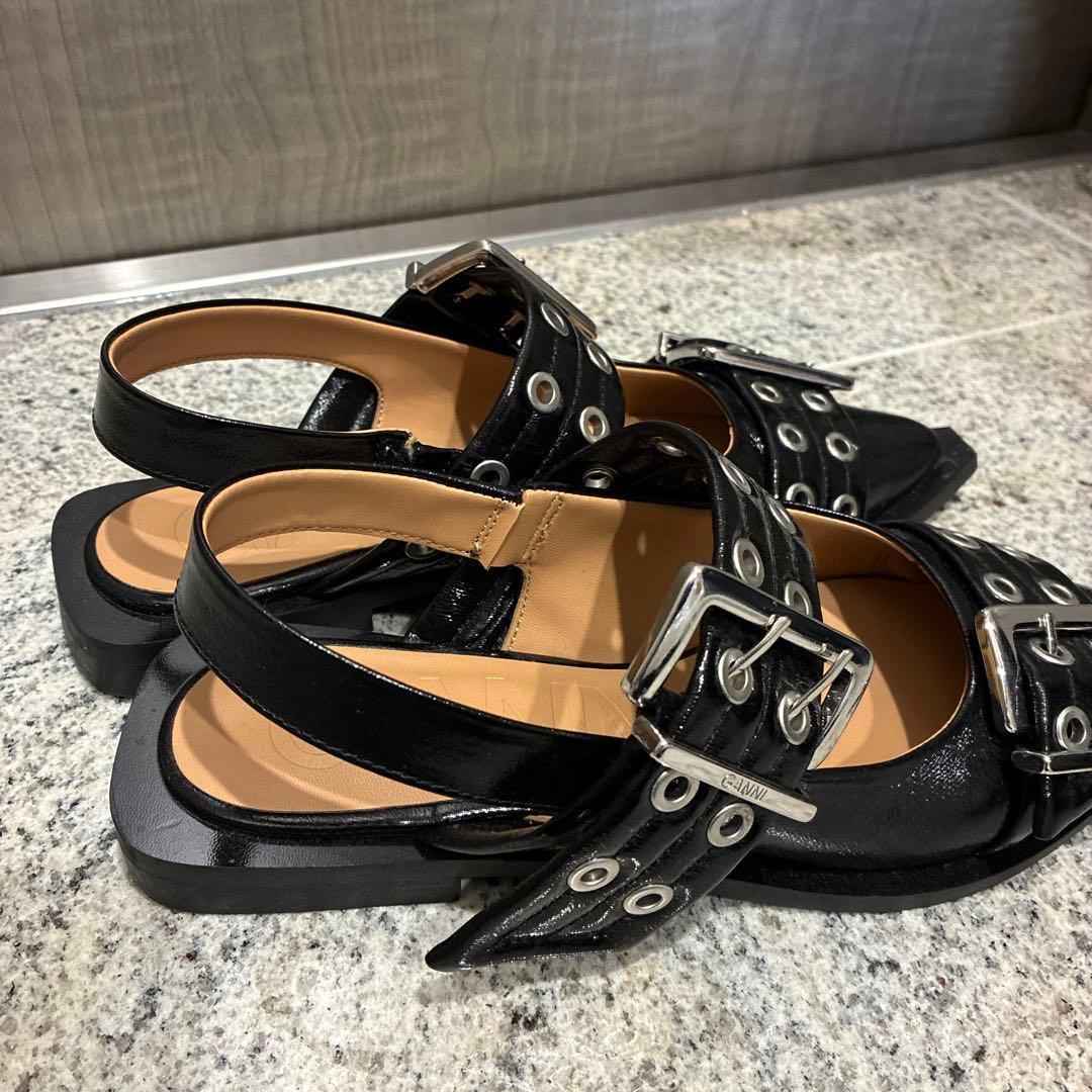 ガニー　GANNI アンクルストラップ付きブラックパンプス　パンプス個性　北欧