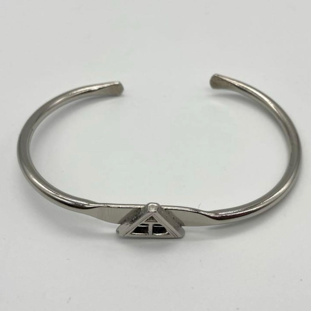 TOGA オープンバングル ブレスレット シルバー メタル 三角ロゴ 細め