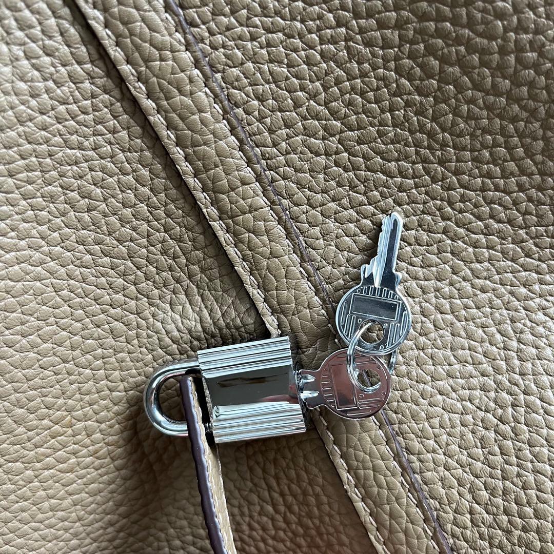 【美品】楽天 4Uキューブバッグ ｍｍ　本革　シルバーカデナ　グレージュ